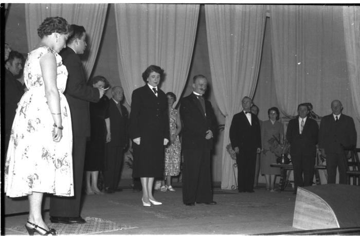 Fotoreportage van een toneelspel: overzicht van podium, Izegem 1957