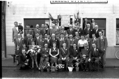 Kampioenviering vinkenzetters: L. Langsweert kampioen, Izegem 1957