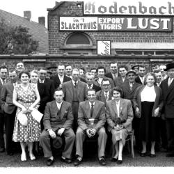 Groepsfoto in tuin van café 'Nordhausen': bazin op de foto, Izegem 1957