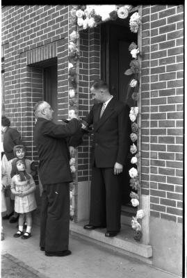 Huldiging Jules Callens: Jules krijgt erelint, Izegem 1957