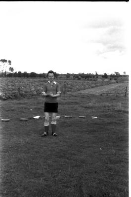 Marcel Condé poseert in sportkledij, 1957