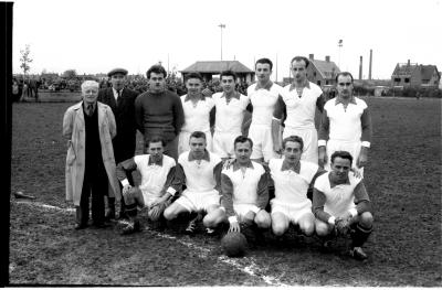 Wop Sport Ieper: groepsfoto met voetbalspelers, 1957