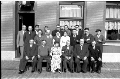 Groepsfoto café 'Kanon', Izegem 1957