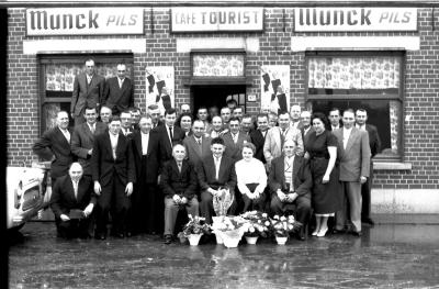 Groepsfoto café 'Tourist', Izegem 1957