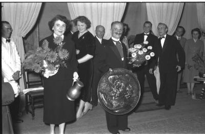 Fotoreportage van een toneelspel: Antoinette en Roger met bloemen en geschenken, Izegem 1957