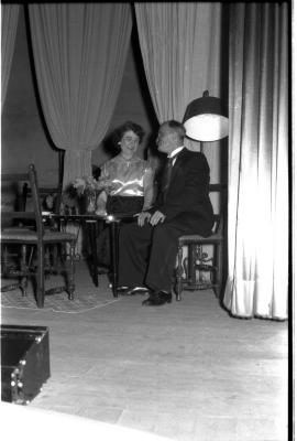 Fotoreportage van een toneelspel: 3 scènes uit toneelstuk, Izegem 1957