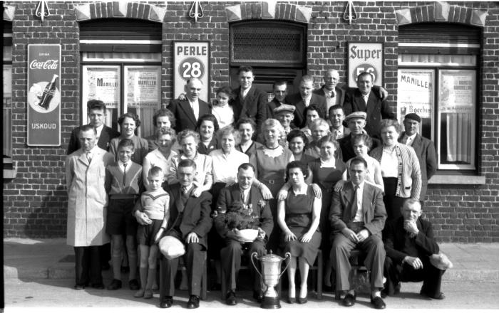 Kampioenviering café 'Sportvrienden bij Roger Meulebroek ': groepsfoto, Izegem 1957