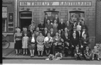 Groepsfoto voor café 'In 't Nieuw Kasteelken', Izegem 1957