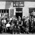 Groepsfoto café 'In de Flora', Izegem 1957