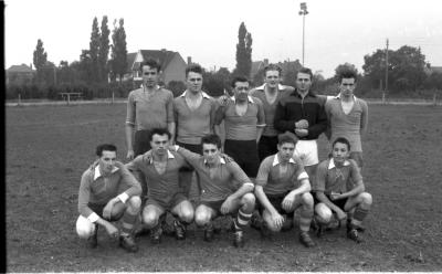 Groepsfoto voetbal club 'Aurora', izegem 1957