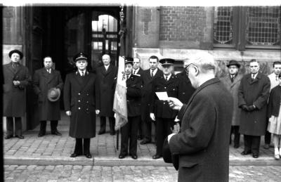 Brandweerman zweert eed voor stadhuis, Izegem, 1959