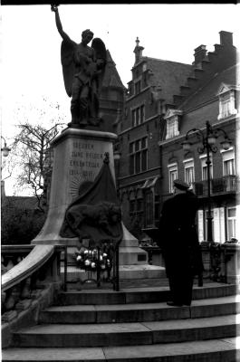 Commissaris politie groet gesneuvelden W.O. I, Izegem, 1959