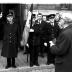 Brandweerman zweert eed voor stadhuis, Izegem, 1959