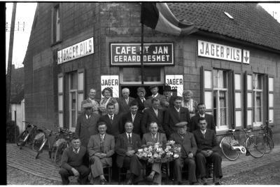 Kampioenviering café 'St.-Jan bij Gerard Desmet': groepsfoto, Izegem 1657