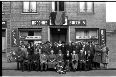 Groepsfoto café 'De Jonge Reisduif', Izegem 1957