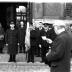 Brandweerman zweert eed voor stadhuis, Izegem, 1959