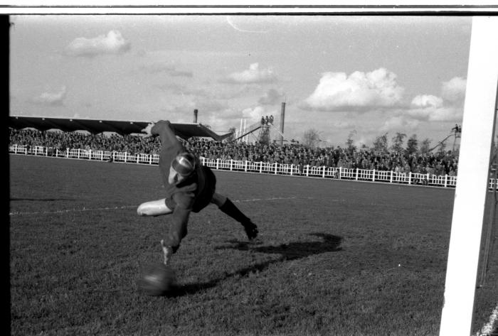 Voetbalwedstrijd SK Beveren - FC Izegem: keeper Misplon in actie, Izegem 1957