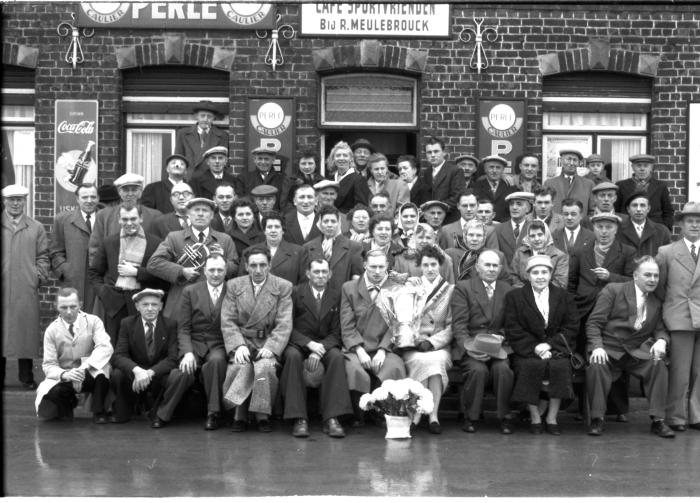 Kampioenviering café 'Sportvrienden, bij R. Meulebrouck', groepsfoto, Izegem 1957