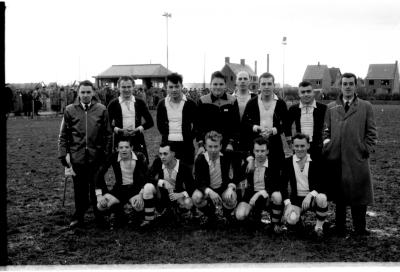 Groepsfoto van 'Rector'ploeg voetbal, Izegem 1957