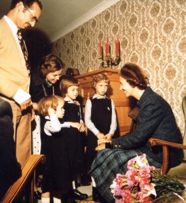 Koningin Fabiola op bezoek bij het gezin van Eugeen Desseyn