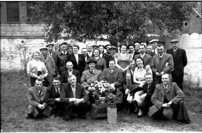 Groepsfoto café 'De Kongo', Izegem 1957