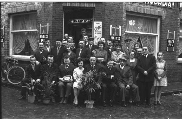 Kampioensviering café "Kunst en vermaak", Izegem, 1959