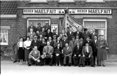 Kampioenviering café 'De Kabien': groepsfoto,Izegem 1957