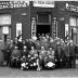 Kampioenviering café 'Het Nieuw Stadium': groepsfoto, Izegem 1957