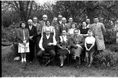 Huldiging kampioen café ' 't Oud Gemeentehuis': groepsfoto, Izegem 1957