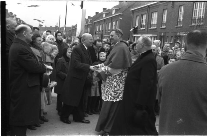 Inwijding nieuwe kapel in wijk Negenhoek door Bisschop Desmedt, Izegem, 1959 