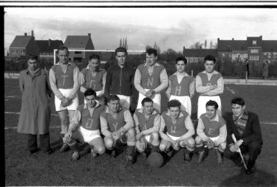 Groepsfoto voetbalploeg 'Tanghe-Wybo', Izegem 1957