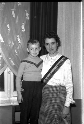 Café 'Sportvriend': kampioene Jenny bij 'De Ware Kaarters' poseert met zoontje, Izegem 1957