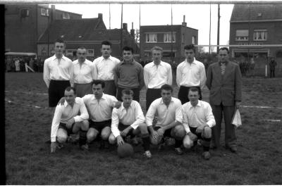 Voetbalclub St.-Eloois_Winkel, groepsfoto spelers, 1957