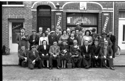 Café 'Depijpere Palmer, renner': groepsfoto, Izegem 1957