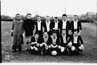 Spelers voetbalploeg Driegelincks, Izegem 1957


