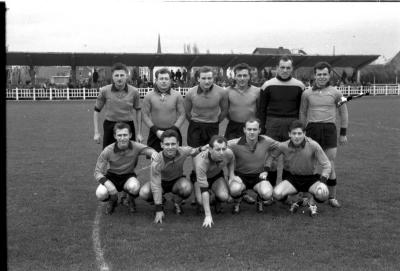 SV Willebroek: groepsfoto voetbalspelers, Izegem 1957