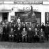 Café 'Sportif': groepsfoto Oudstrijders 1914-1918, Emelgem 1957