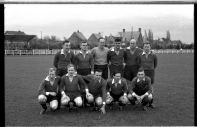 FC Izegem: groepsfoto voetbalspelers, Izegem 1957