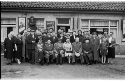 Café 'De Krekel': groepsfoto, Izegem 1957