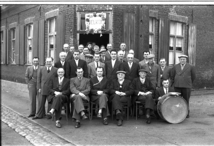 Café 'Kruipendaarde': kampioenviering, Izegem 1957