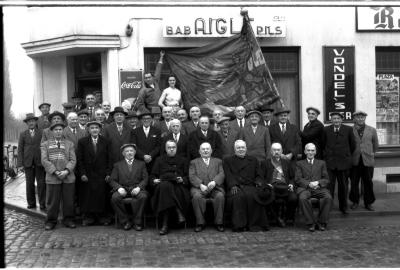 Café 'Sportif': groepsfoto Oudstrijders 1914-1918, Emelgem 1957