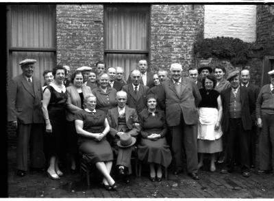 Café 'De Zalm': groepsfoto, Izegem 1957
