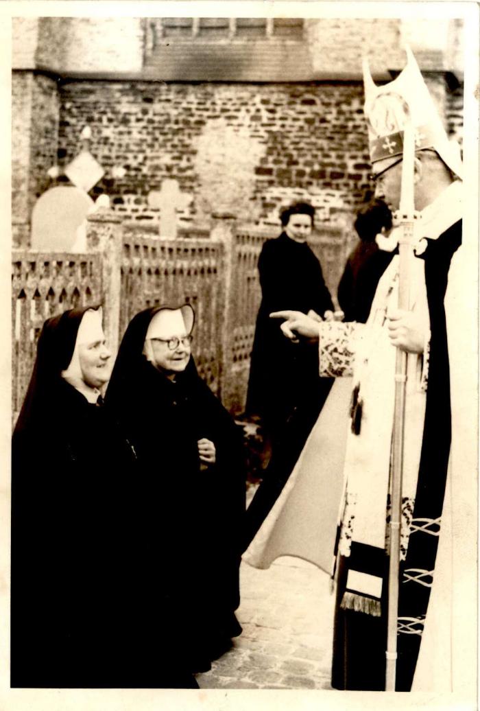 Monseigneur(?) met zuster Demunster, Gits