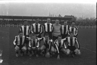 Voetbalploeg Rue Lokeren: spelers poseren, Izegem 1957