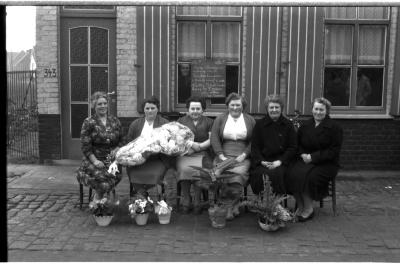 Groepsfoto met 6 Maria's, Izegem 1957
