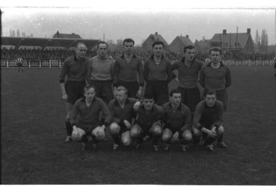 Voetbalclub FC Izegem: spelers poseren, Izegem 1957