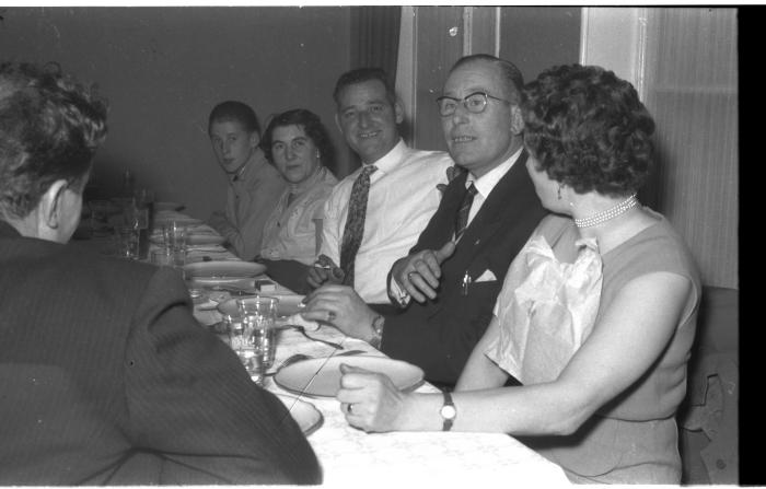 Germinal kampioen: Pierre Van Staey aan feesttafel, Izegem 1957