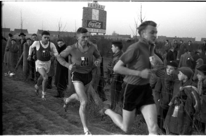 Fotoreportage atletiekwedstrijd: 3 atleten waaronder Alloo, Izegem 1957