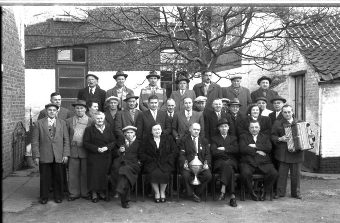 Huldiging in café ' 't Zwoantje': groepsfoto, izegem 1957