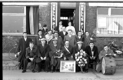 Kampioenviering café 'De Jager': groepsfoto , Izegem 1957